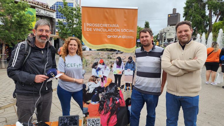 Chema Forte registrando la temperatura en el Cucú de Carlos Paz.