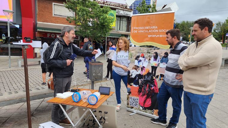 Chema Forte registrando la temperatura en el Cucú de Carlos Paz.