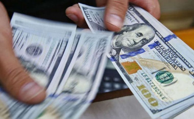 FOTO: El dólar blue volvió a subir y marcó un nuevo récord.