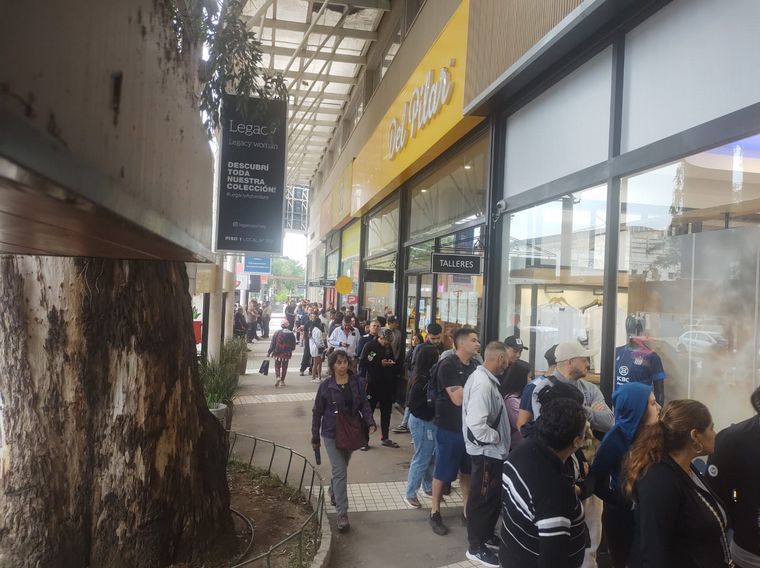 Furor en Córdoba por la nueva camiseta de Talleres: largas filas bajo la lluvia