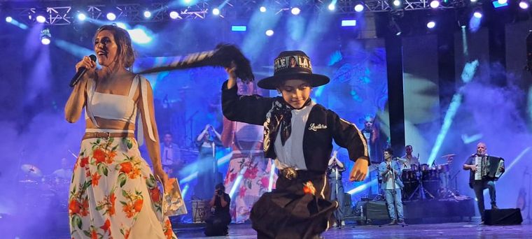 Soledad hizo subir a cantar a un pequeño en Corrientes.