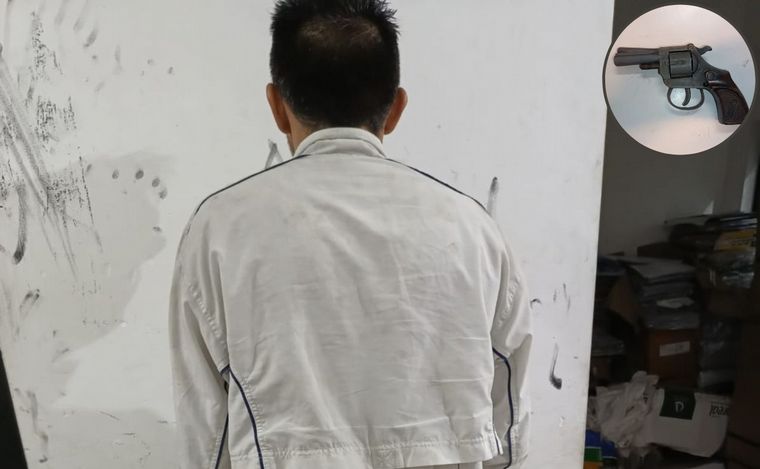 El acusado fue detenido con un arma de fuego. 