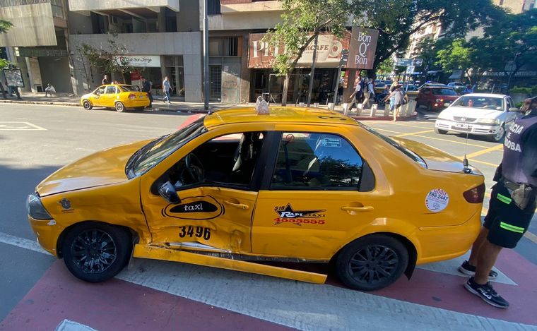 Violento choque entre un auto y un taxi en Córdoba.