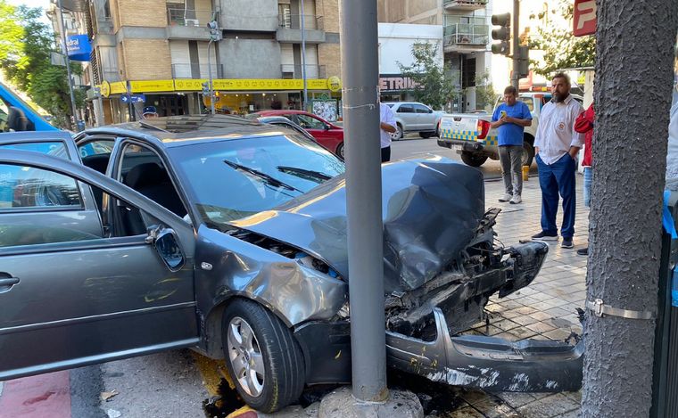 Violento choque entre un auto y un taxi en Córdoba.