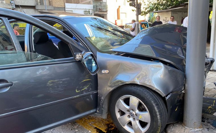 Violento choque entre un auto y un taxi en Córdoba.