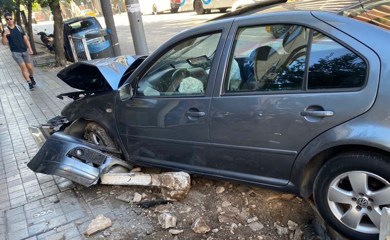 Violento choque entre un auto y un taxi en Córdoba.