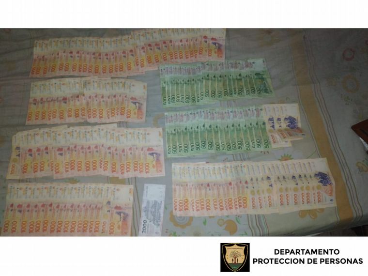 FOTO: Secuestro de dinero en el operativo. (Policía)