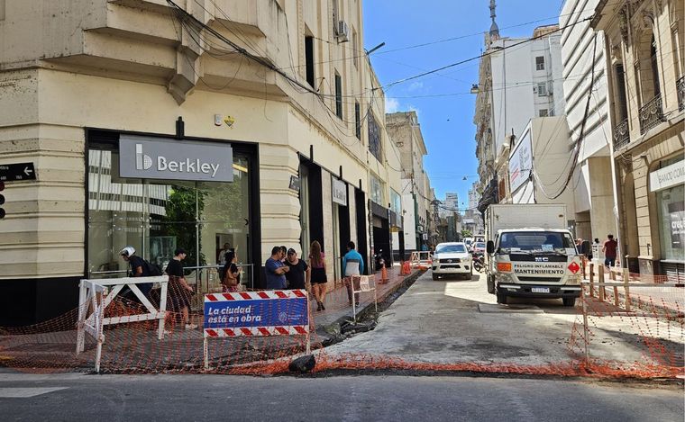 El motociclista buscó pasar por la vereda en la cuadra que se encuentra en obras.