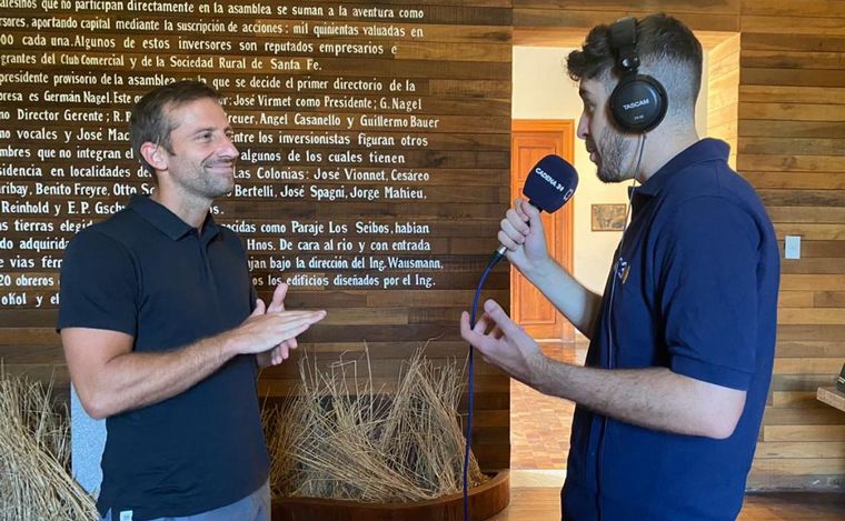 Agustín Dadamio visitó la planta de la Cervecería Santa Fe.