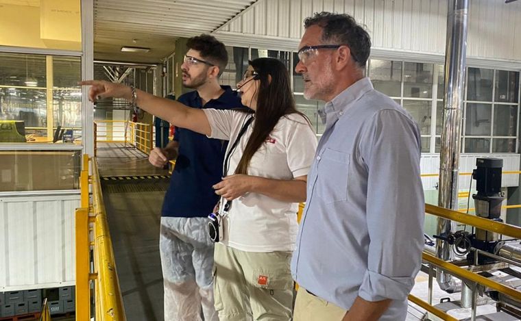 Agustín Dadamio visitó la planta de la Cervecería Santa Fe.