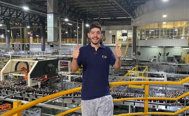 Agustín Dadamio visitó la planta de la Cervecería Santa Fe.