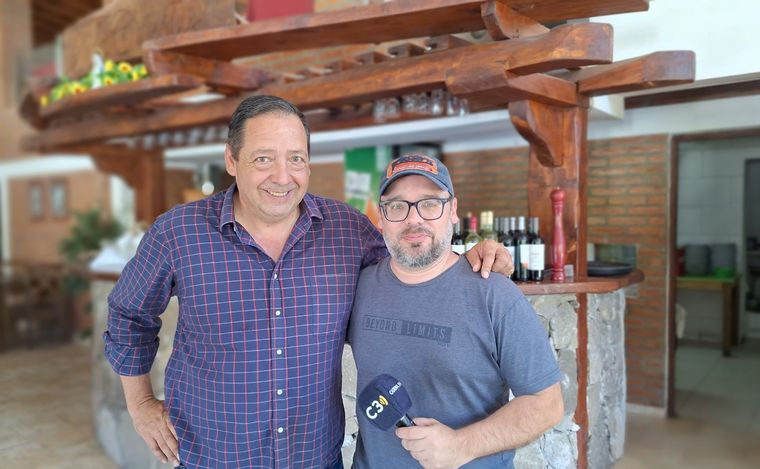 Hugo, el dueño del lugar, junto a Matías Arrieta.