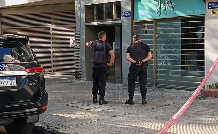 Rosario : balearon un local comercial en Cochabamba y Alem. 