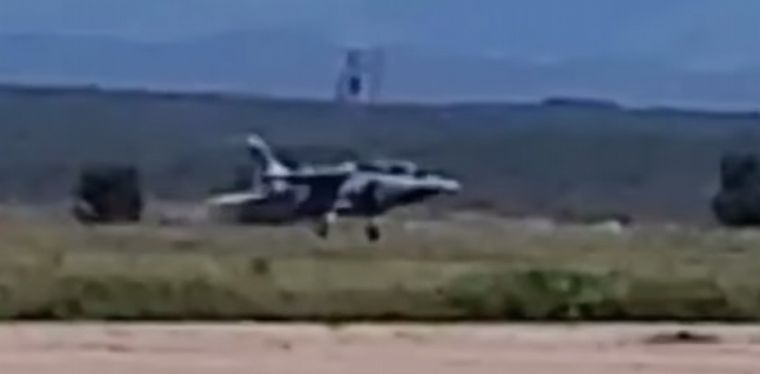 FOTO: Un avión IA-63 Pampa debió aterrizar de emergencia en Córdoba (captura de video)