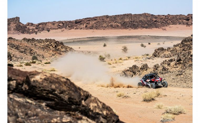 El desierto de Alula y el pequeño Taurus avanzando raudo