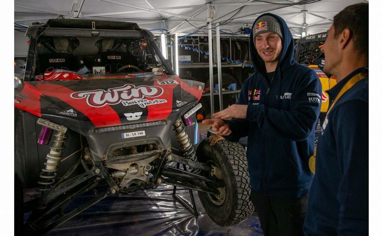 Uno de los responsables del coche, charlando con Nico