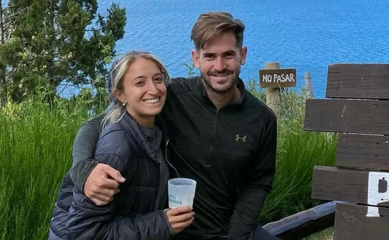 Florencia Yturrioz junto a su novio, Santiago.