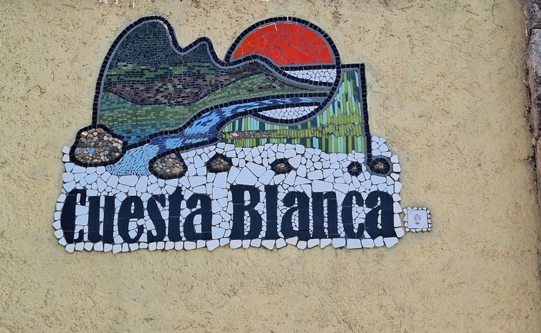 Arte en mosaico en Cuesta Blanca.
