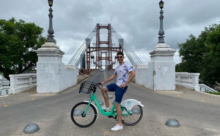 Agustín Dadamio recorrió las calles de Santa Fe en el servicio de bicis públicas. 