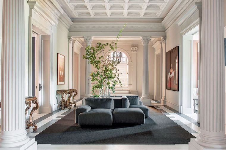 Conjuga piezas inspiradas en Grecia con minimalismo contemporáneo. Montse Garriga