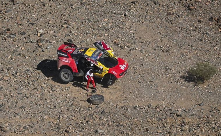 Loeb detenido, estuvo a punto de abandonar pero lo auxilió un piloto chino