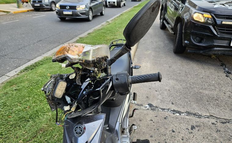 FOTO: La moto resultó dañada por el impacto. 