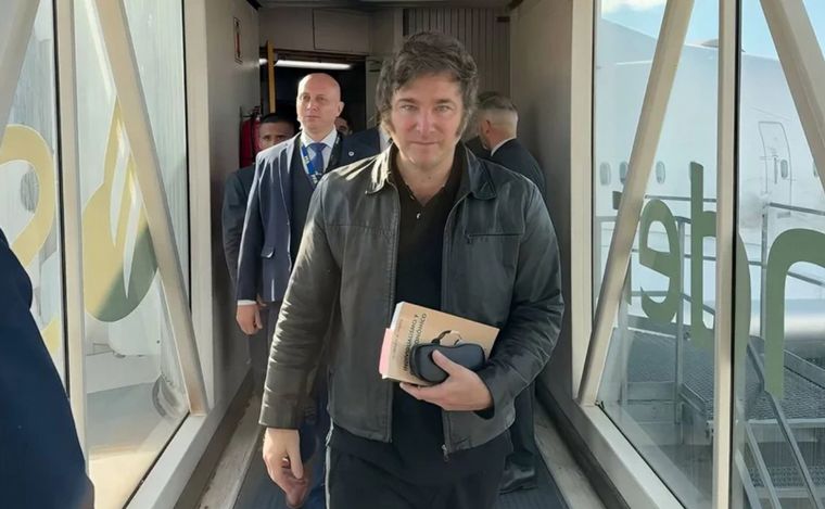 Javier Milei volvió al país tras su viaje a Davos, Suiza.