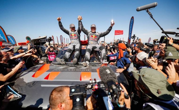 La alegría de Sainz y Cruz festejando sobre el Audi eléctrico vencedor del Dakar