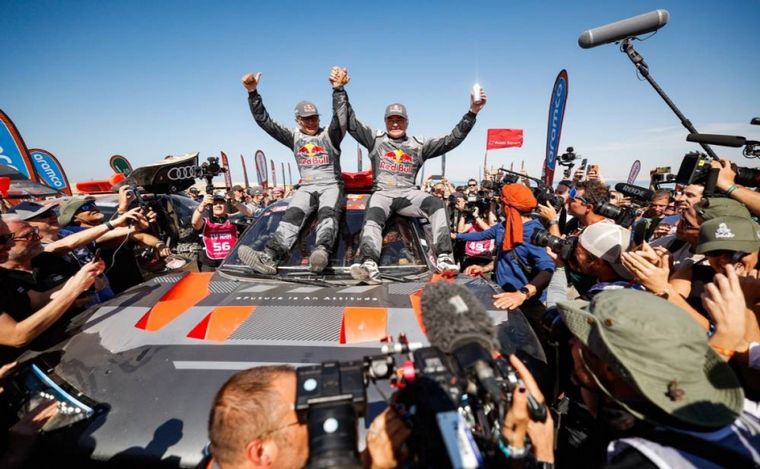 FOTO: La alegría de Sainz y Cruz festejando sobre el Audi eléctrico vencedor del Dakar