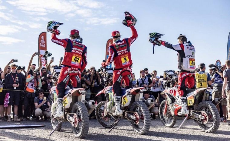 El ganador Brabec, con sus escoltas Branch y Van Beveren en el final del Dakar