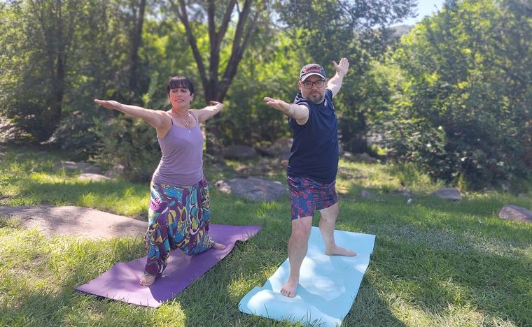 Clases de yogaterapia al lado del río de San Antonio de Arredondo.