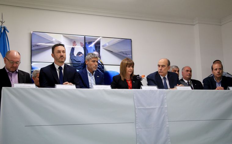 Conferencia de prensa de las autoridades de seguridad.