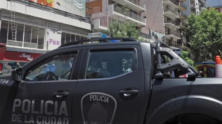 Tensión en Recoleta: un hombre se atrincheró con su hijo (Foto: NA)