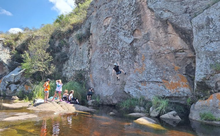 Danza aérea en arnés en Cabalango, una práctica única a la vera del río.