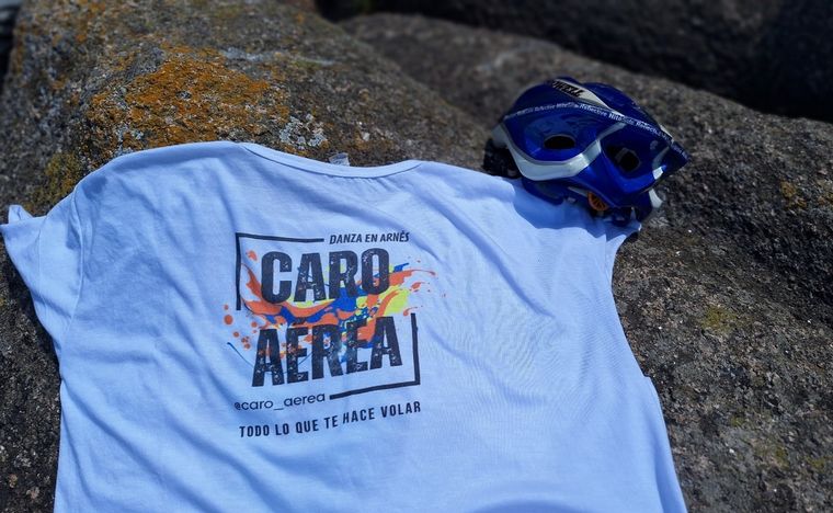 Danza aérea en arnés en Cabalango, una práctica única a la vera del río.