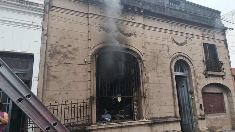 FOTO: Un incendio en un hogar de Alberdi dejó una persona lesionada