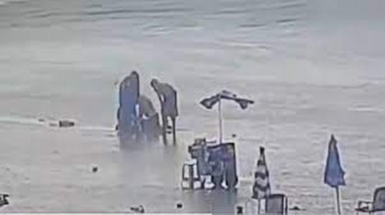 Un rayó cayó en una playa de Brasil y mató a una mujer e hirió a otras siete