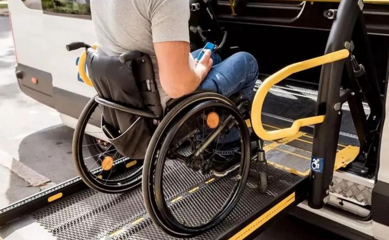 FOTO: El transporte de personas con discapacidad, en jaque.