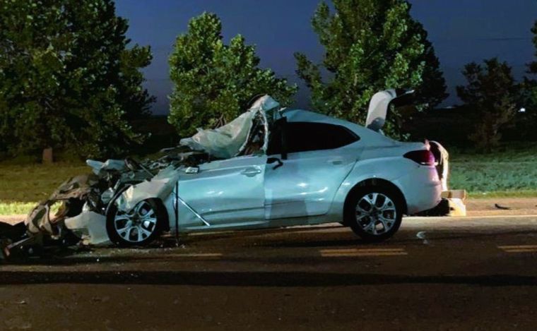 El auto que chocó al camión quedó destruido.