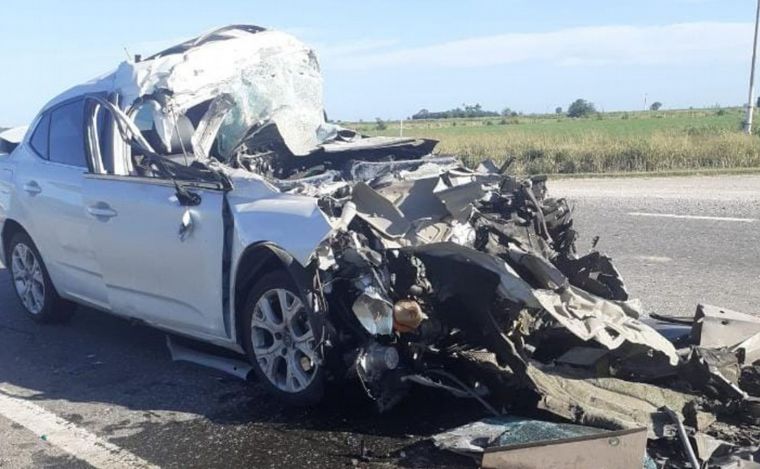 El auto que chocó al camión quedó destruido.