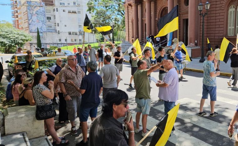 FOTO: Taxistas se manifestaban frente a la Municipalidad de Rosario. 