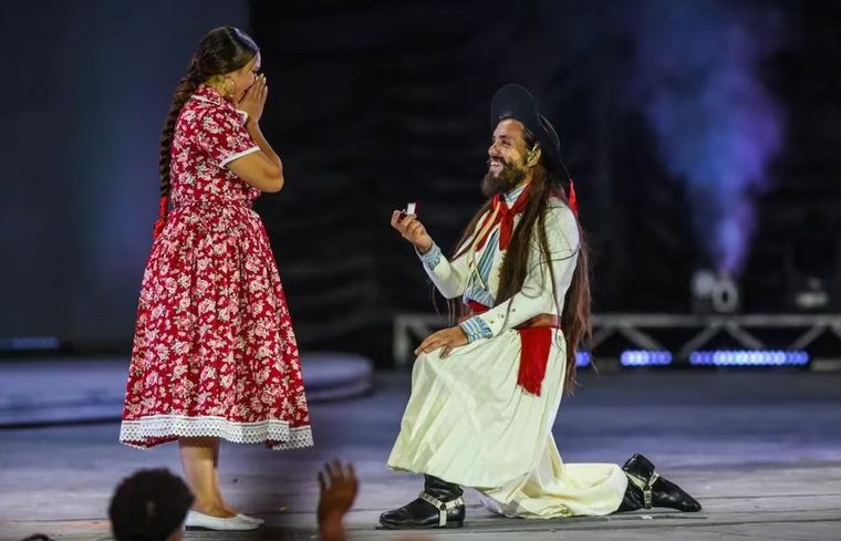 FOTO: La segunda luna de Cosquín enamoró: le propuso matrimonio en el escenario
