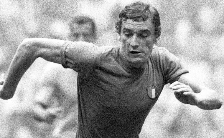 FOTO: Luigi Riva, histórico jugador italiano de la década de los 70'. 