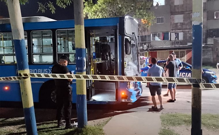 FOTO: Balearon un colectivo en Rosario y dejaron una nueva amenaza al gobernador.