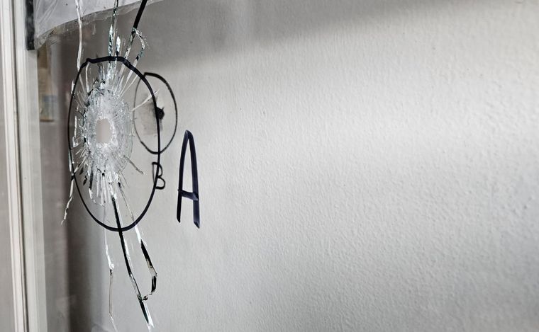 Uno de los disparos que impactó contra la estación de servicio.