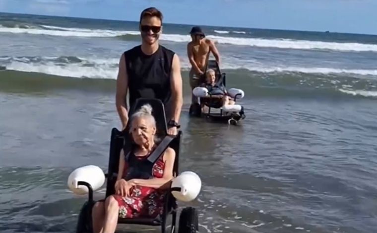 FOTO: Un grupo de ancianos de una residencia de Brasil volvió a disfrutar del mar