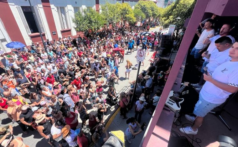 Todo el color de la tradicional peña de la Munich en Cosquín
