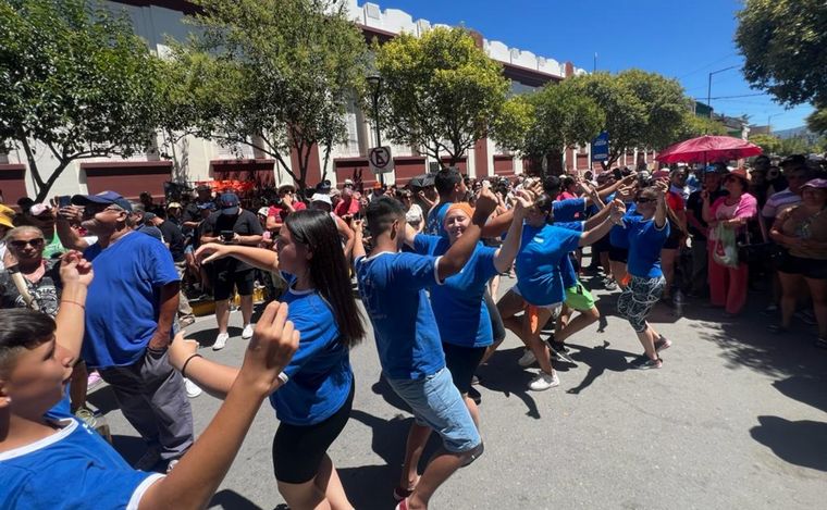 Todo el color de la tradicional peña de la Munich en Cosquín