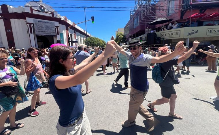 Todo el color de la tradicional peña de la Munich en Cosquín