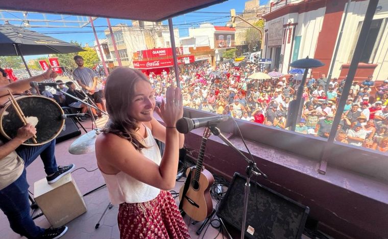 Maggie Cullen en la tradicional peña de la Munich en Cosquín